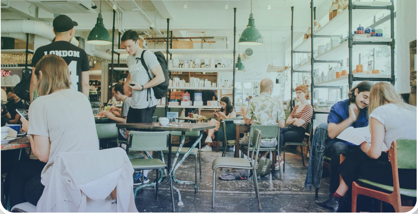 Menschen arbeiten in einem hellen Café
