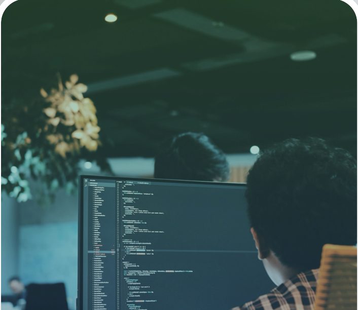 Entwickler vor Bildschirmen mit Code